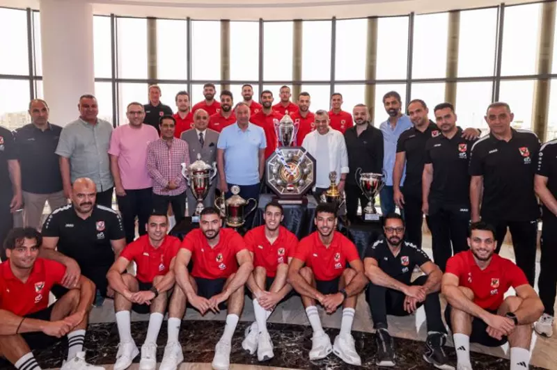 محمود الخطيب مع أبطال كرة اليد بالنادي الأهلي